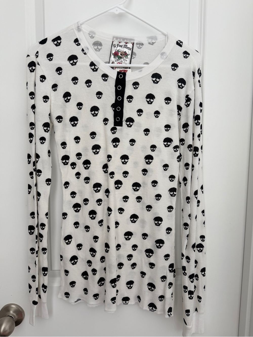 Women’s juniors Long Sleeve Skull Henley Top - White/Black A Fine Mess large